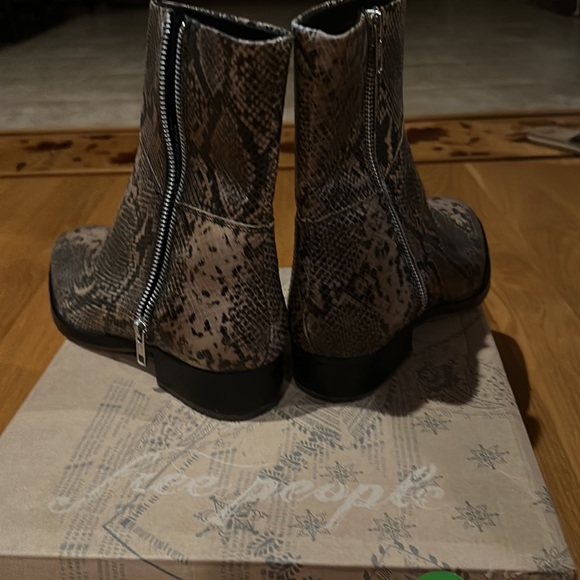 FREE PEOPLE women’s Luna Natural Snakeskin Print Leather Ankle Boots Size 38 - Picture 14 of 16